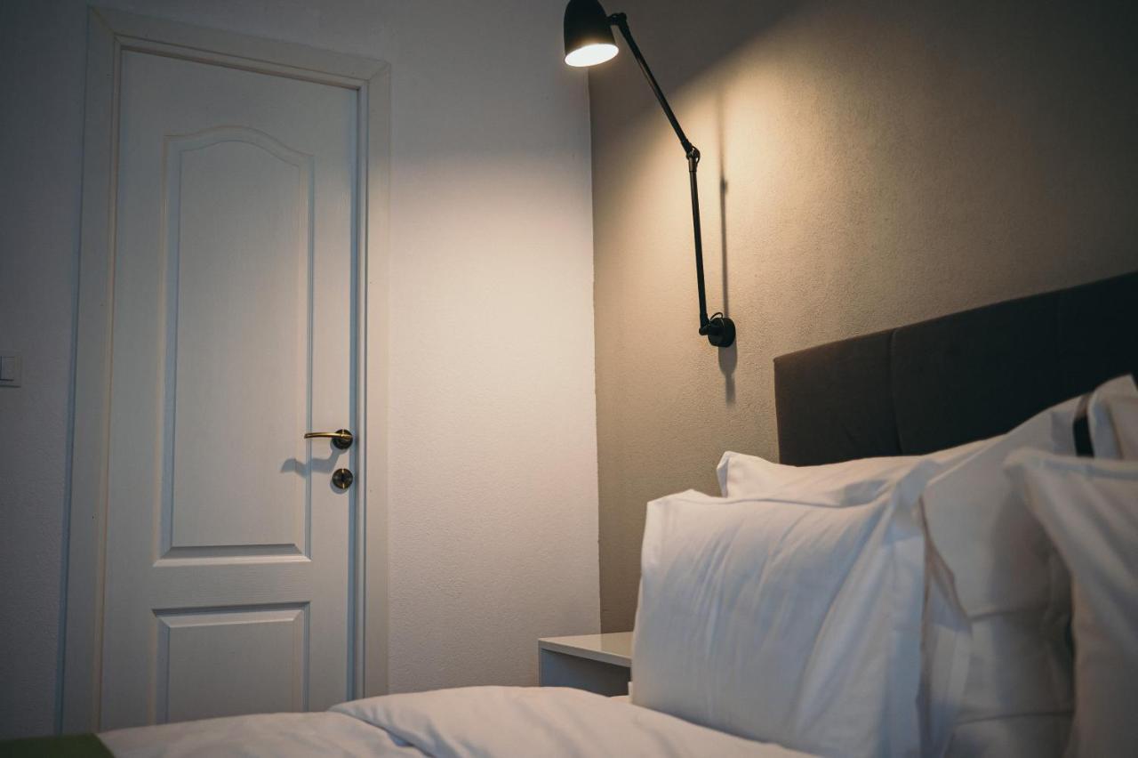 Nest Guesthouse Drobeta Turnu Severin Exterior photo